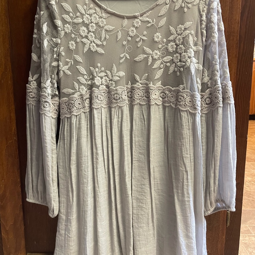New WITHOUT tags women’s tunic top light gray